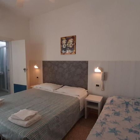 Hotel Luana Римини Екстериор снимка