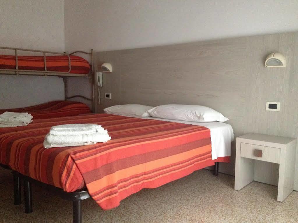 Hotel Luana Римини Екстериор снимка