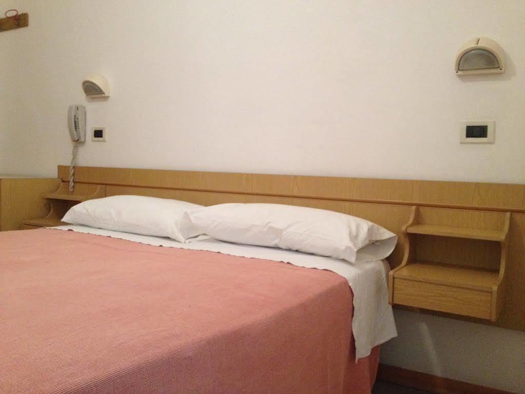Hotel Luana Римини Екстериор снимка