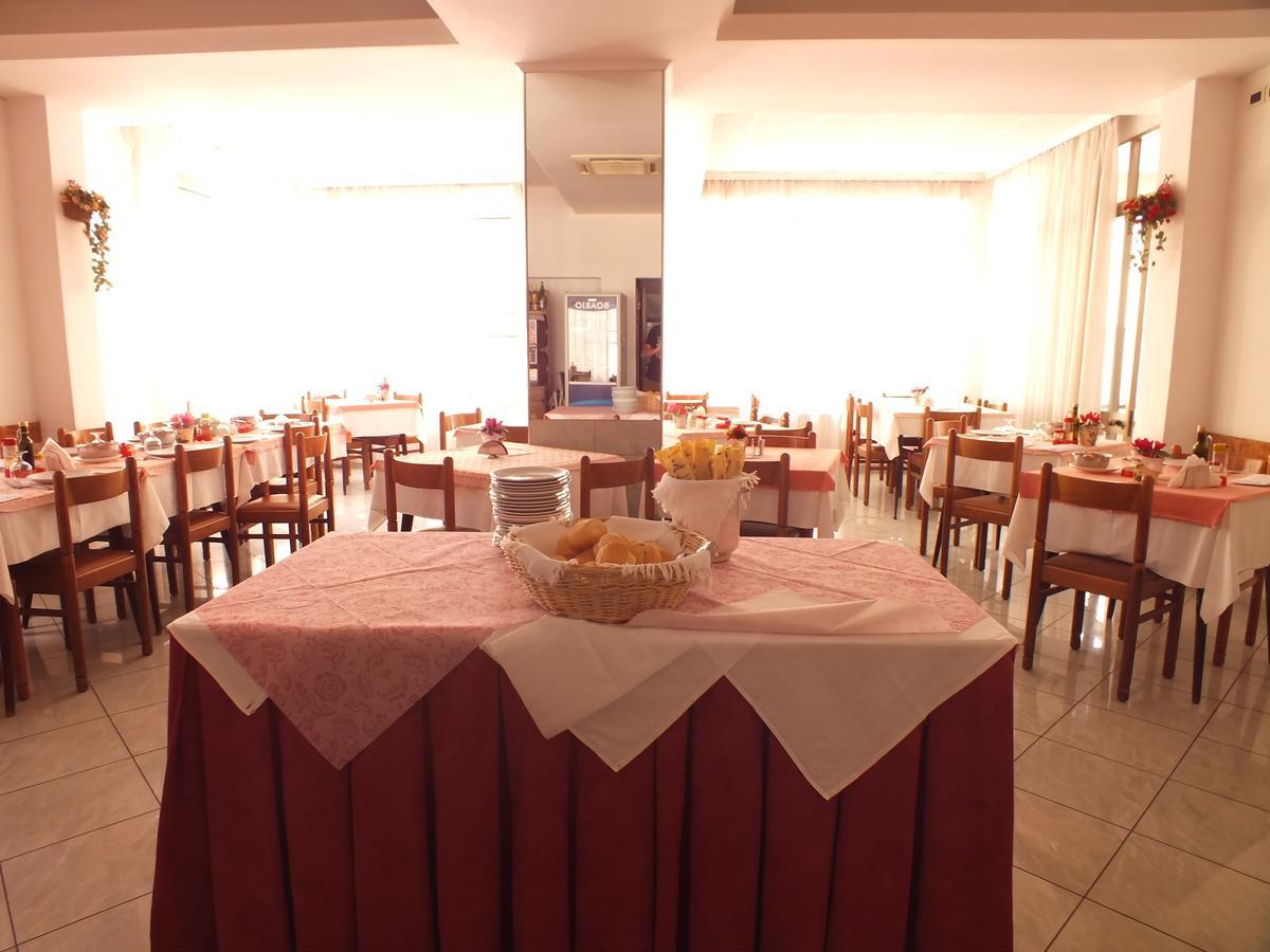 Hotel Luana Римини Екстериор снимка
