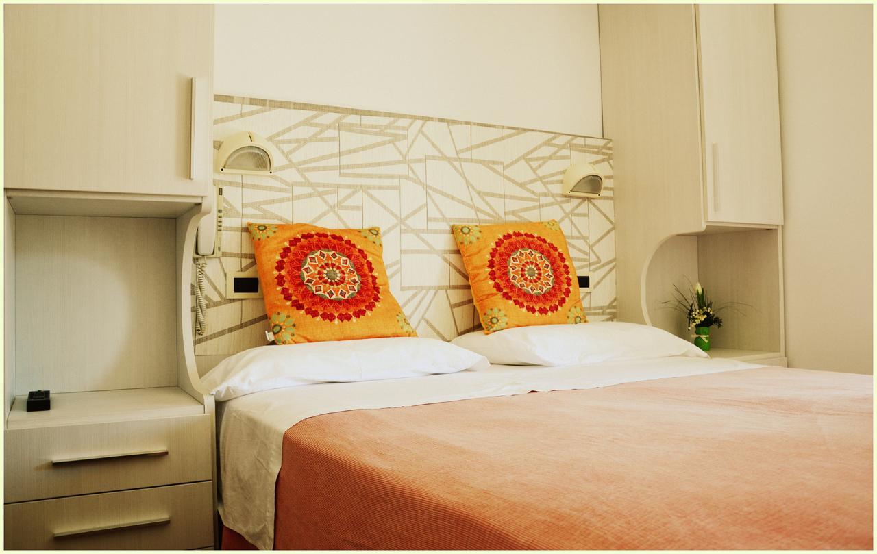 Hotel Luana Римини Екстериор снимка