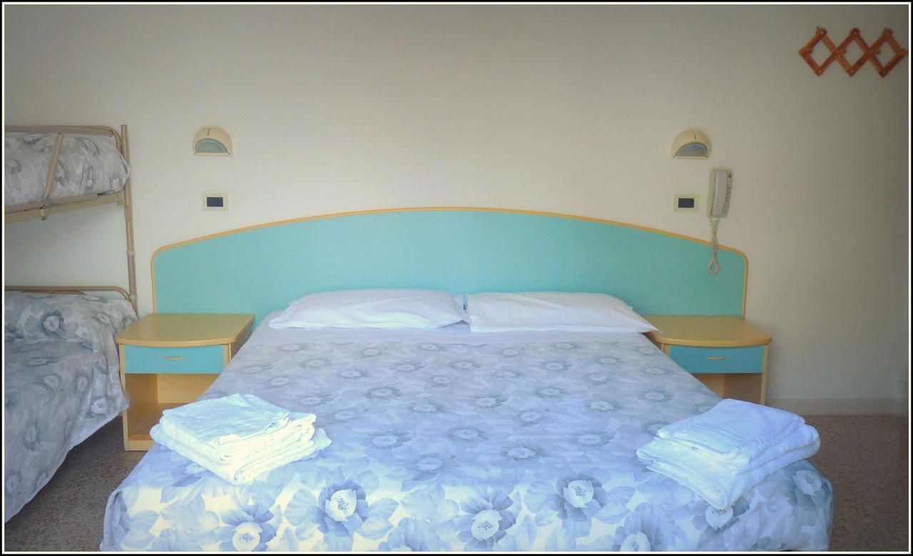 Hotel Luana Римини Екстериор снимка