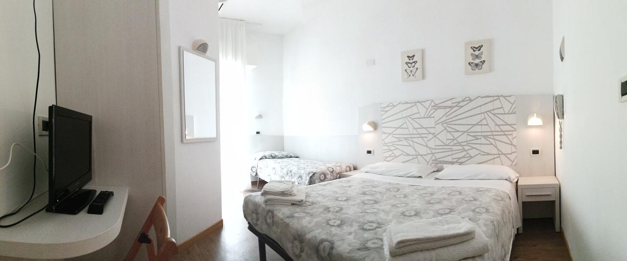 Hotel Luana Римини Екстериор снимка