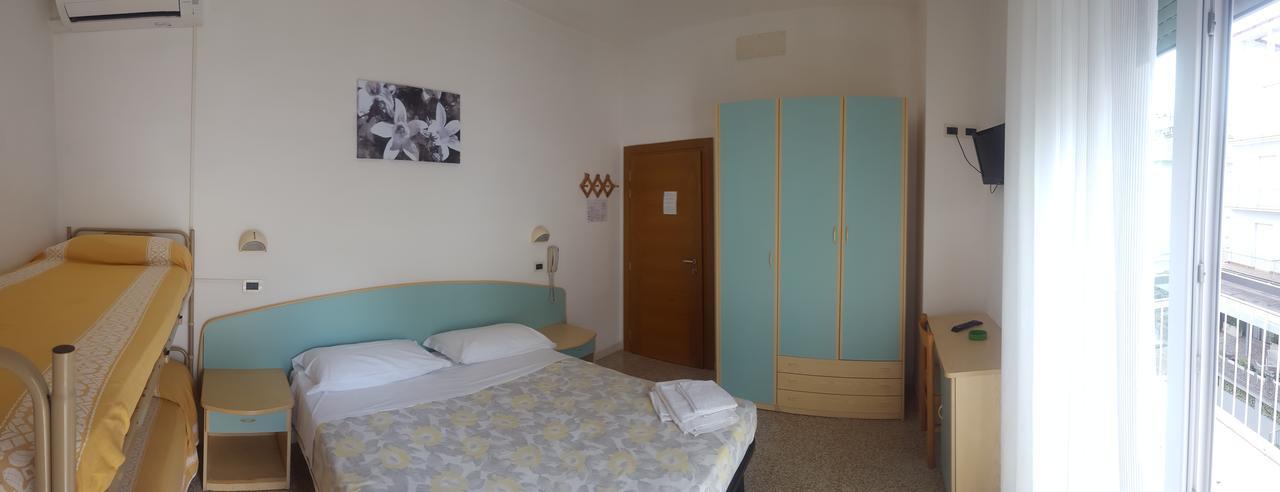 Hotel Luana Римини Екстериор снимка