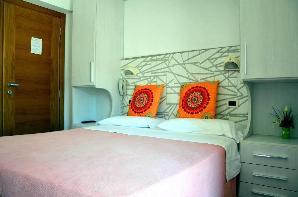 Hotel Luana Римини Екстериор снимка